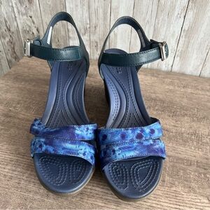 CROCS Leigh II Women's Blue Tie-Dye/Walnut Ankle Strap Wedge Sandals Size 7